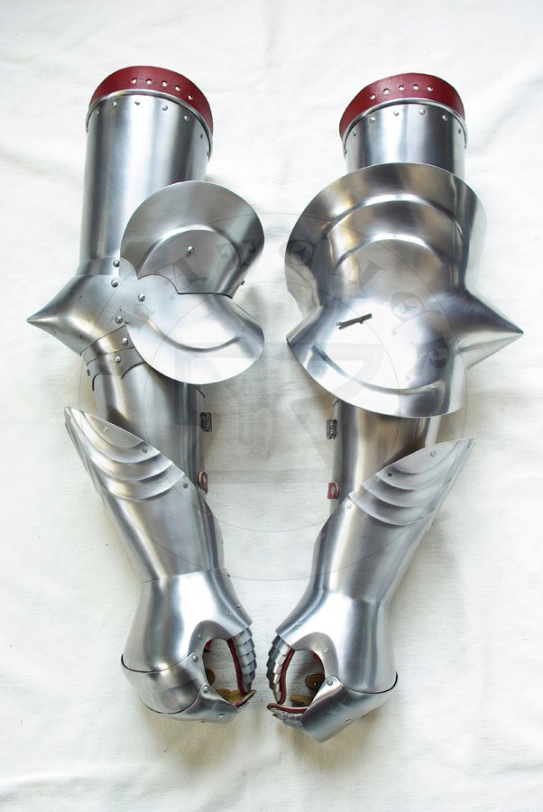 Pytowe osony rk druga poowa XV wieku. Mitynki inspirowane rkawicami z Churburga CH S23. W caoci wykonane ze stali redniowglowej, hartowane i odpuszczane do twardoci 38-42 HRC./ Plate arm harness for second half of XV c. Mittens inspired by gauntlets from Churburg CH S23. Fully made from medium carbon steel, heat hardened and tempered up to 38-42 HRC.